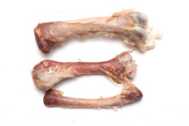 beyaz bir arka plan üzerinde yedikten sonra tavuk kemikleri