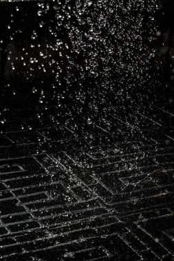 İçinde karanlık bir uçuş, ufuk bokeh su damlaları ile su sıçrama.