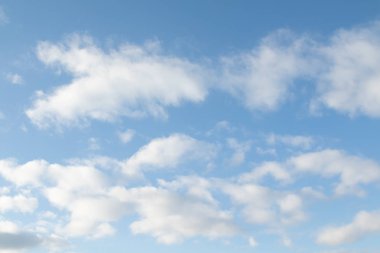 mavi gökyüzü bulutlar doğal görünümünü