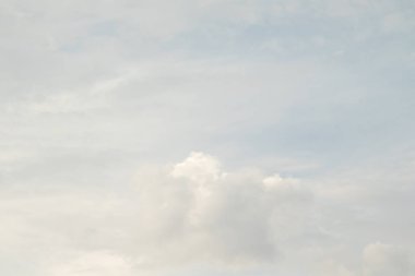 Beyaz bulutlu mavi gökyüzü, doğa arkaplan