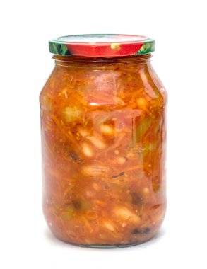 beyaz zemin üzerinde bir cam kavanoza sebze lecho