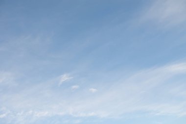 Beyaz bulutlu mavi gökyüzü, doğa arkaplan