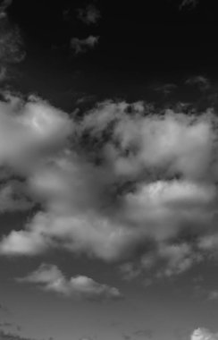 Siyah arkaplanda bulutlar