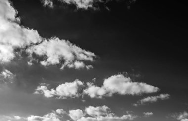 Siyah arkaplanda bulutlar