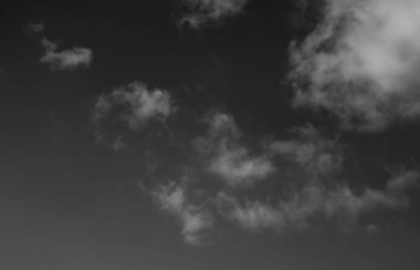 Siyah arkaplanda bulutlar