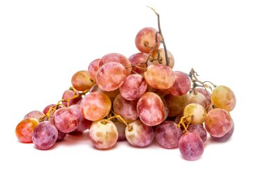 Olgun beyaz bir arka plan üzerinde üzüm demet