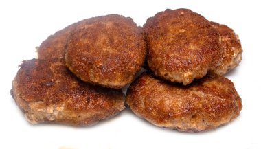 beyaz bir arka plan üzerinde kızarmış köfte