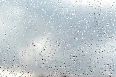 Cam gökyüzü arka plan üzerinde yağmur damlaları