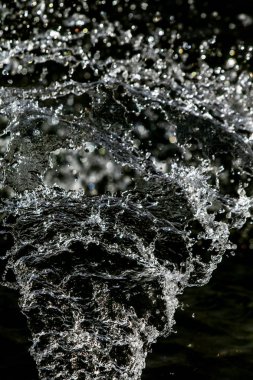 İçinde karanlık bir uçuş, ufuk bokeh su damlaları ile su sıçrama.