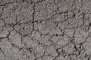 Eski asfalt arka plan ile bir çatlamak