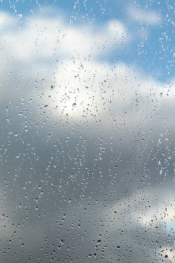 Cam gökyüzü arka plan üzerinde yağmur damlaları
