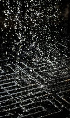 İçinde karanlık bir uçuş, ufuk bokeh su damlaları ile su sıçrama.