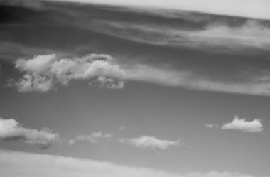 Siyah arkaplanda bulutlar