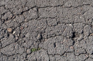 Eski asfalt arka plan ile bir çatlamak