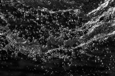 bir karanlık bokeh arka plan üstünde su damlaları