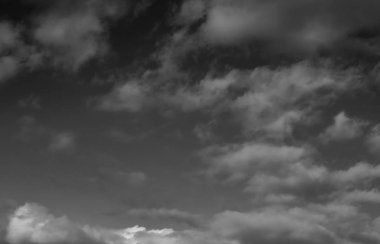 Siyah arkaplanda bulutlar