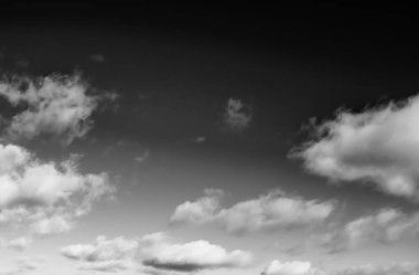 Siyah arkaplanda bulutlar