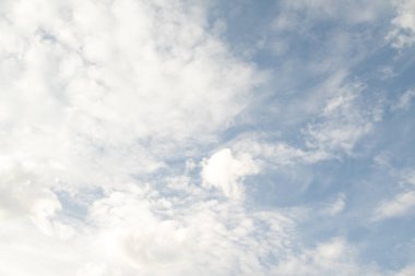 Beyaz bulutlu mavi gökyüzü, doğa arkaplan