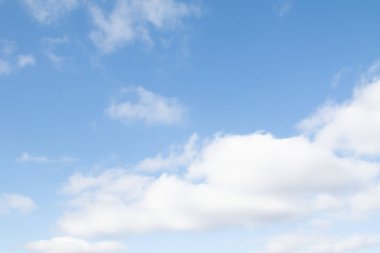 mavi gökyüzü bulutlar doğal görünümünü