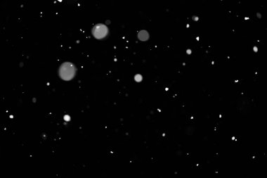 Kar fırtınası doku. Siyah arka plan, ışıkları bokeh vurdu kar taneleri havada uçan