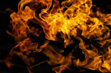 alevler siyah arkaplanda