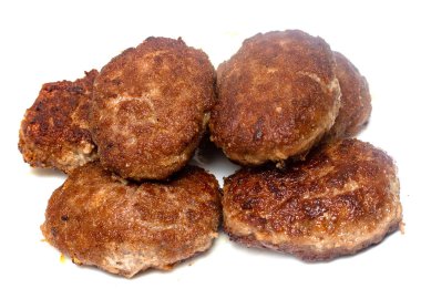 beyaz bir arka plan üzerinde kızarmış köfte