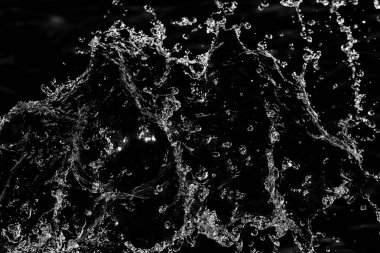 bir karanlık bokeh arka plan üstünde su damlaları