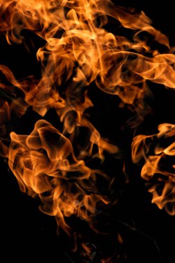 alevler siyah arkaplanda