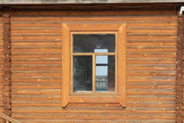 bir ahşap evin eski bina penceresinde