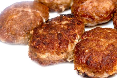 beyaz bir arka plan üzerinde kızarmış köfte
