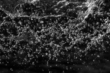 bir karanlık bokeh arka plan üstünde su damlaları