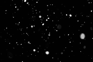 Kar fırtınası doku. Siyah arka plan, ışıkları bokeh vurdu kar taneleri havada uçan