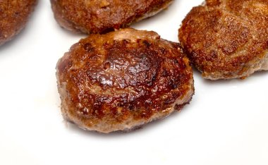 beyaz bir arka plan üzerinde kızarmış köfte