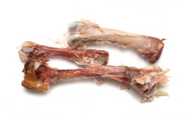 beyaz bir arka plan üzerinde yedikten sonra tavuk kemikleri