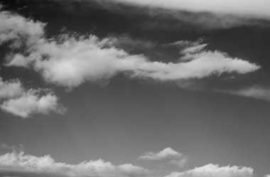 Siyah arkaplanda bulutlar