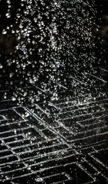 İçinde karanlık bir uçuş, ufuk bokeh su damlaları ile su sıçrama.