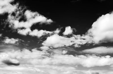 Siyah arkaplanda bulutlar