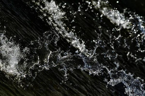 Gocce Acqua Nell Aria Uno Sfondo Scuro Bokeh — Foto Stock