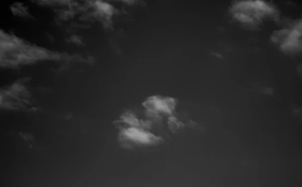 Fehér Felhők Sötét Égen Fekete Fehér — Stock Fotó