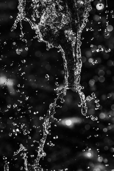 Salpicaduras Agua Oscuridad Con Gotas Agua Volando Bokeh Desenfocado — Foto de Stock