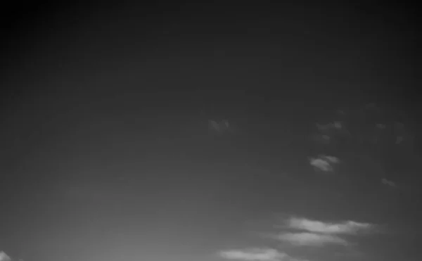 Белые Облака Темном Небе Монохромные — стоковое фото