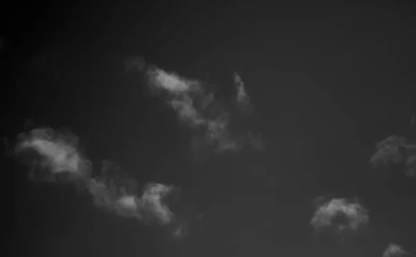 Nuvens Brancas Céu Escuro Monocromático — Fotografia de Stock