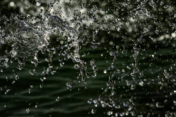 Gocce Acqua Nell Aria Uno Sfondo Scuro Bokeh — Foto Stock