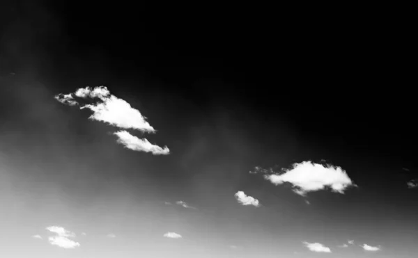 Nuvens Brancas Céu Escuro Monocromático — Fotografia de Stock