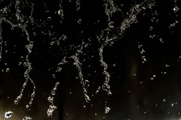 Salpicos Água Escuro Com Uma Gota Água Voando Bokeh Desfocado — Fotografia de Stock