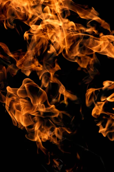 alevler siyah arkaplanda