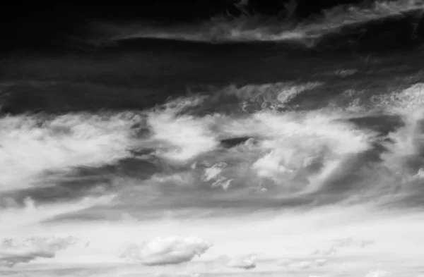 Felhők Egy Fekete Háttér — Stock Fotó