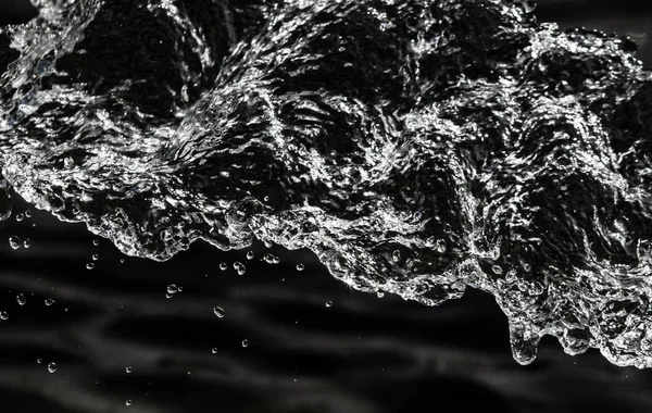 bir karanlık bokeh arka plan üstünde su damlaları