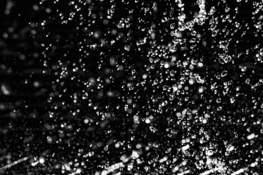 İçinde karanlık bir uçuş, ufuk bokeh su damlaları ile su sıçrama.