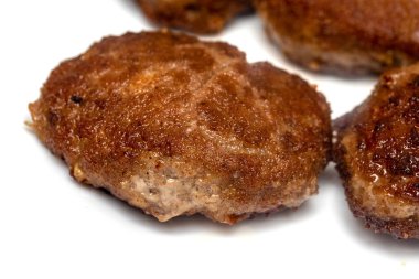 beyaz bir arka plan üzerinde kızarmış köfte